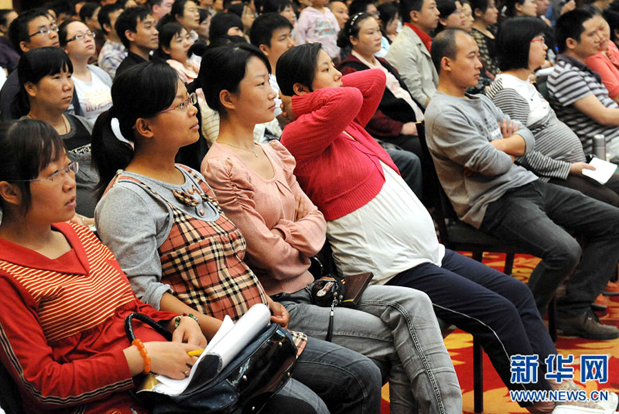 “準(zhǔn)媽媽”和“準(zhǔn)爸爸”們?cè)卩嵵菔信e行的一場(chǎng)金色“孕”律音樂會(huì)現(xiàn)場(chǎng)欣賞搖籃曲（2011年5月8日攝）。