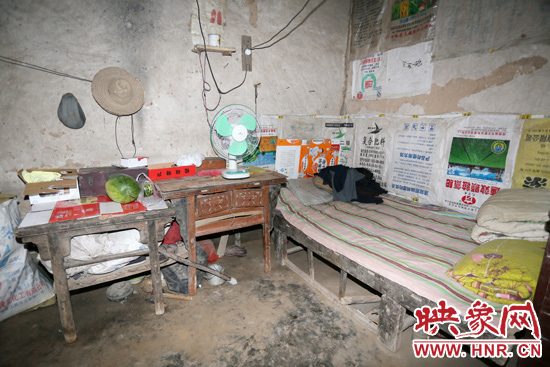 老人的居住條件十分簡陋。