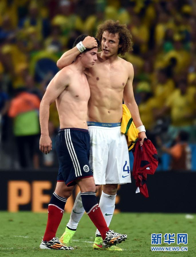 圖為7月4日，巴西隊(duì)球員路易斯（右）賽后安慰哥倫比亞隊(duì)球員羅德里格斯。