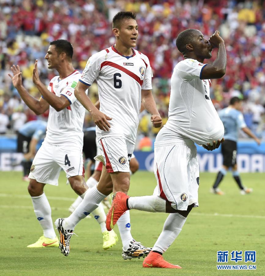6月14日，哥斯達(dá)黎加隊(duì)球員喬·坎貝爾（右一）進(jìn)球后將足球塞進(jìn)衣服內(nèi)慶祝。