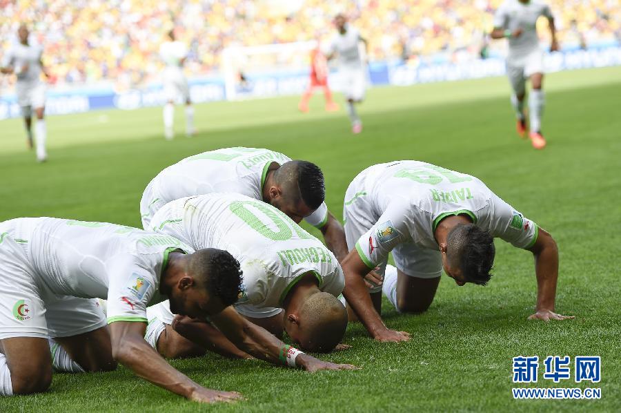 6月17日，阿爾及利亞隊(duì)球員蘇·費(fèi)古利（左二）罰入點(diǎn)球后與隊(duì)友慶祝。