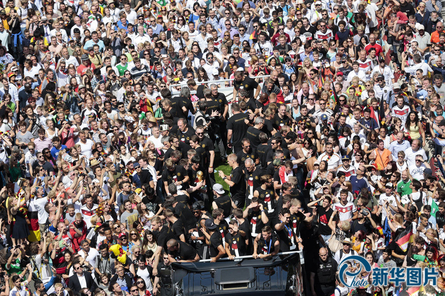 當?shù)貢r間2014年7月15日，德國柏林，德國隊歸國舉行奪冠巡游。