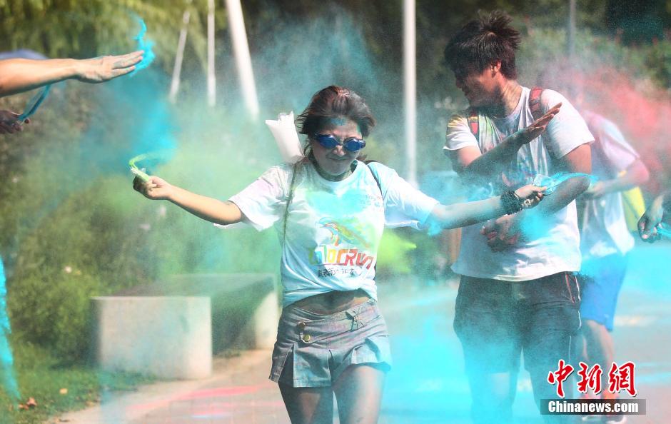 7月19日,參加彩虹跑的年輕人沖向終點后合影。