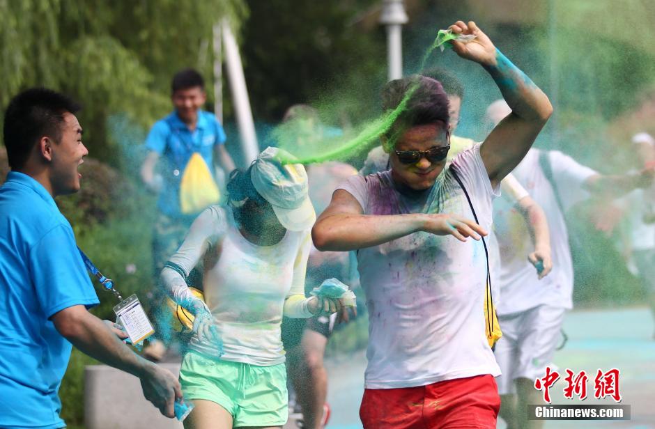 7月19日,參加彩虹跑的年輕人沖向終點后合影。