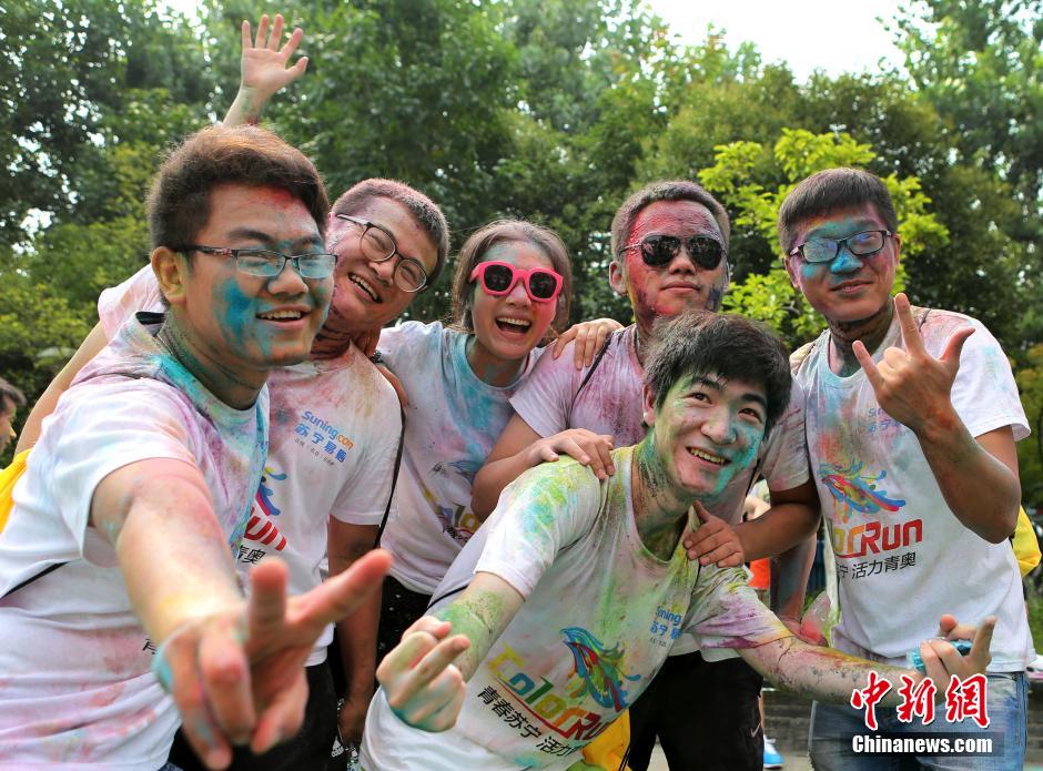 7月19日,參加彩虹跑的年輕人沖向終點后合影。