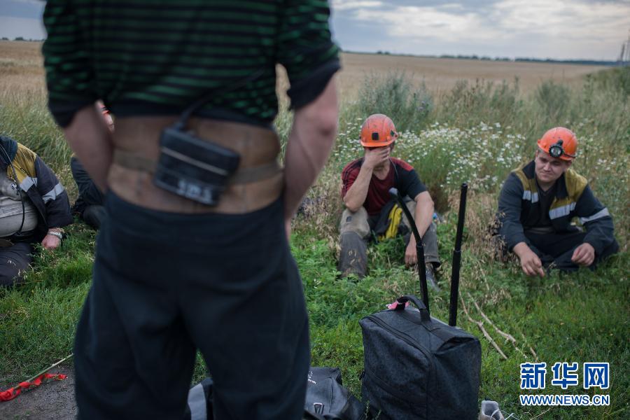 7月19日,在烏克蘭頓涅茨克州馬航MH17航班的墜毀現(xiàn)場(chǎng)附近,幾名礦工志愿者在休息。