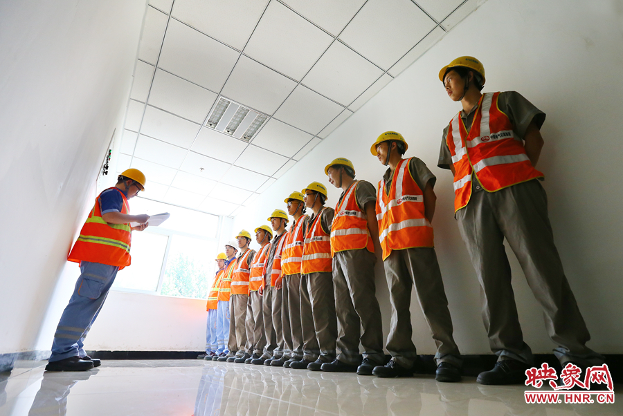 檢修前，班長需要向大家提醒工作要點和安全事項