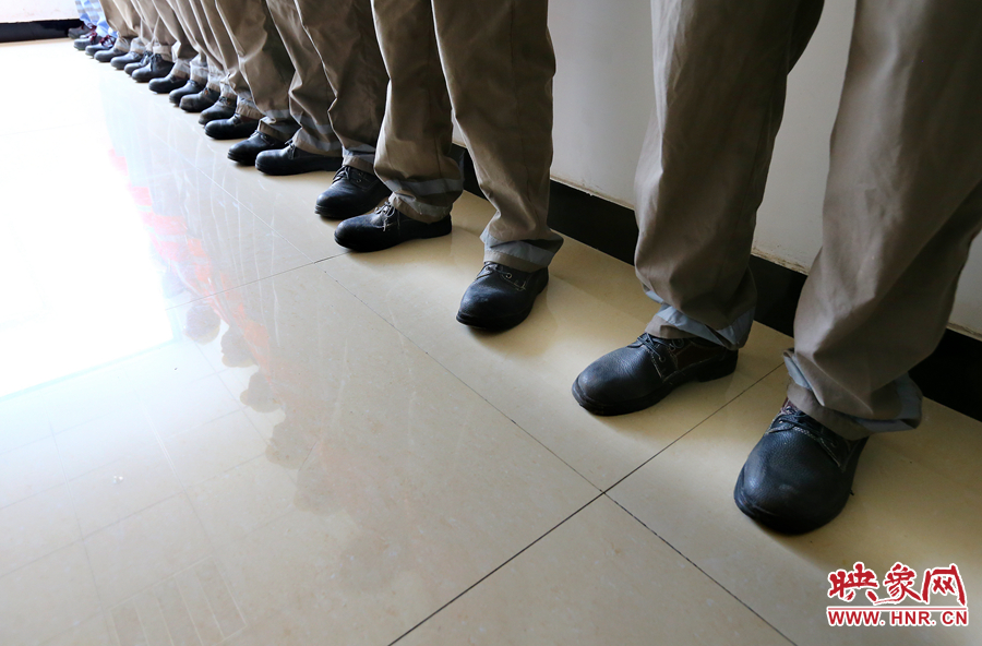 由于工作需要，即使在高溫天氣下也必須穿厚重的絕緣鞋