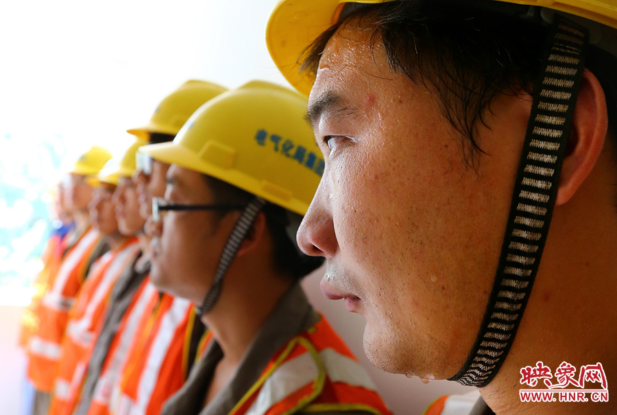 入伏的天氣里，一套工裝穿在身上，即使不動也是滿頭大汗