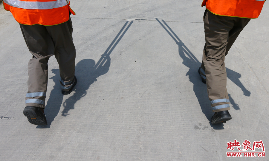 中午時分，烈日當(dāng)頭，在滾燙的水泥地面上投下了小小的身影