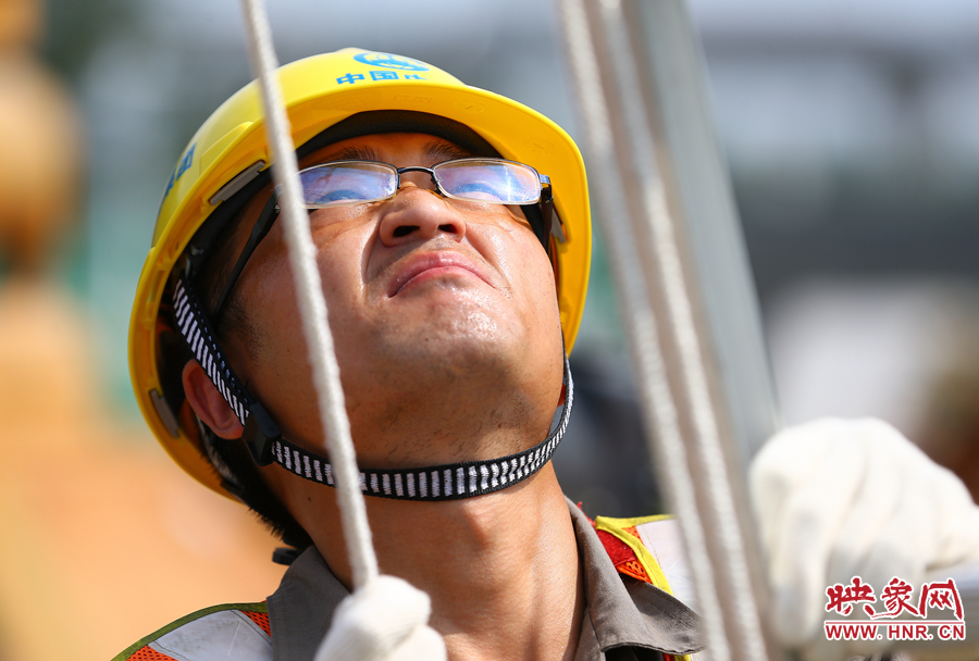 酷暑下，工人師傅的每一個動作都消耗著大量的體力