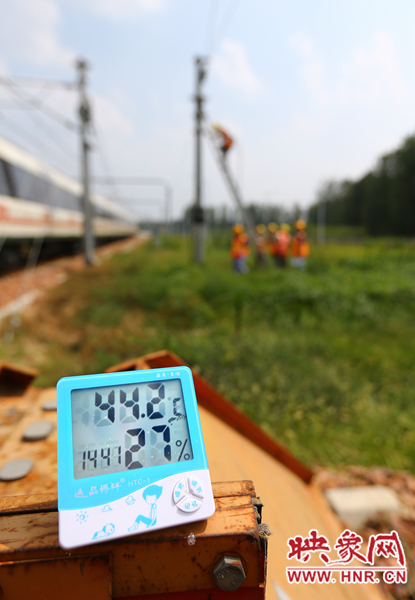 剛開始工作20分鐘，戶外溫度已經(jīng)達到44.2℃