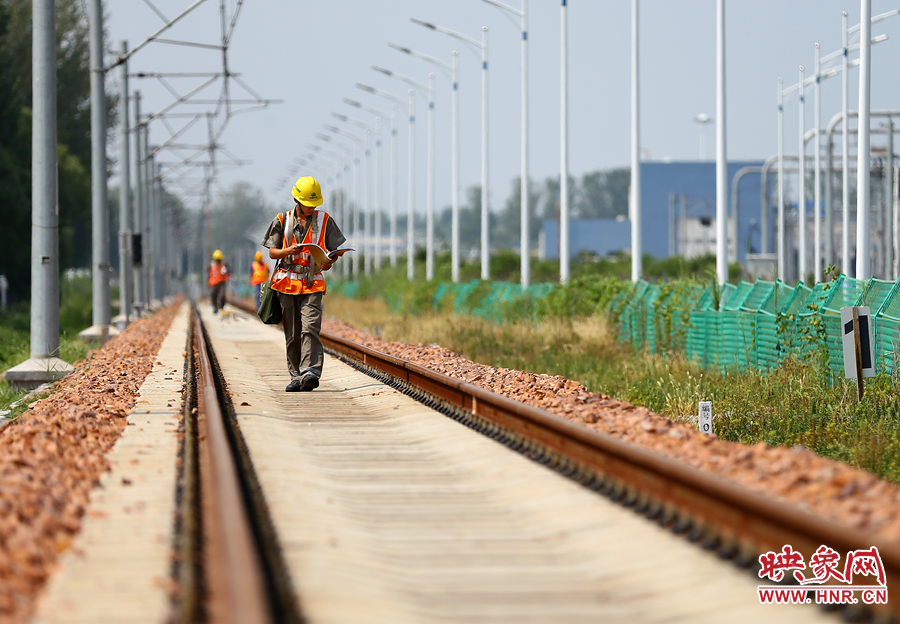 在前往下個檢修點的路上，還不忘查看工作單