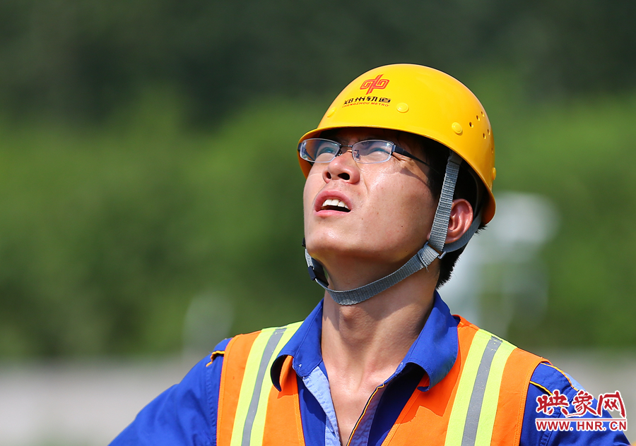 在直射的陽光下，工作人員只能瞇著眼睛觀察施工情況