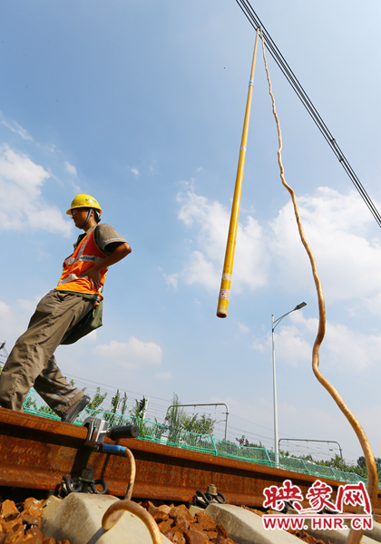金屬的施工工具，在高溫的暴曬下需要帶上手套才敢觸碰