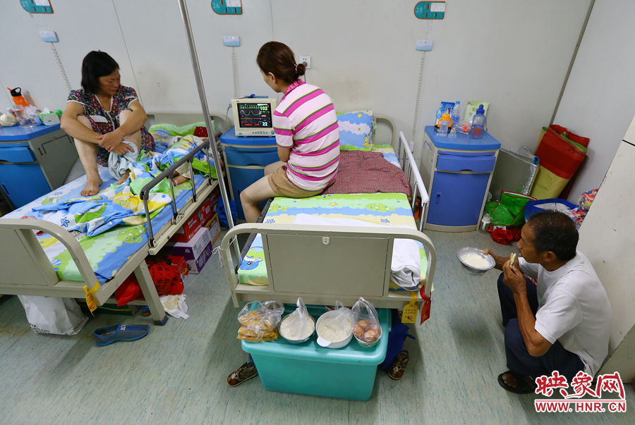 早上八點(diǎn)多，親戚買來了早餐，可是孩子的奶奶和姑姑卻吃不下去