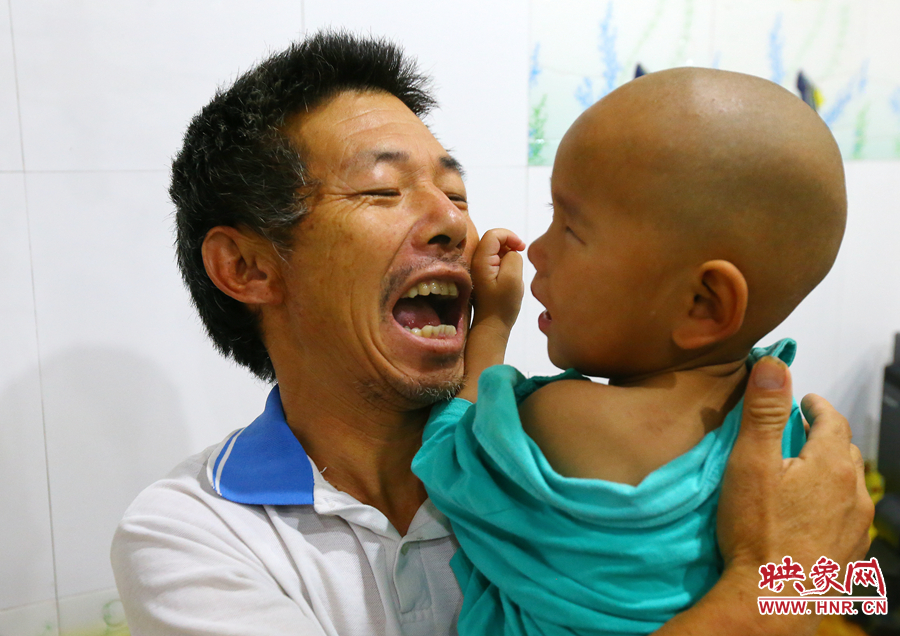 麻醉前，爺爺努力逗著大龍笑，他希望孩子能暫時忘記傷病帶來的疼痛