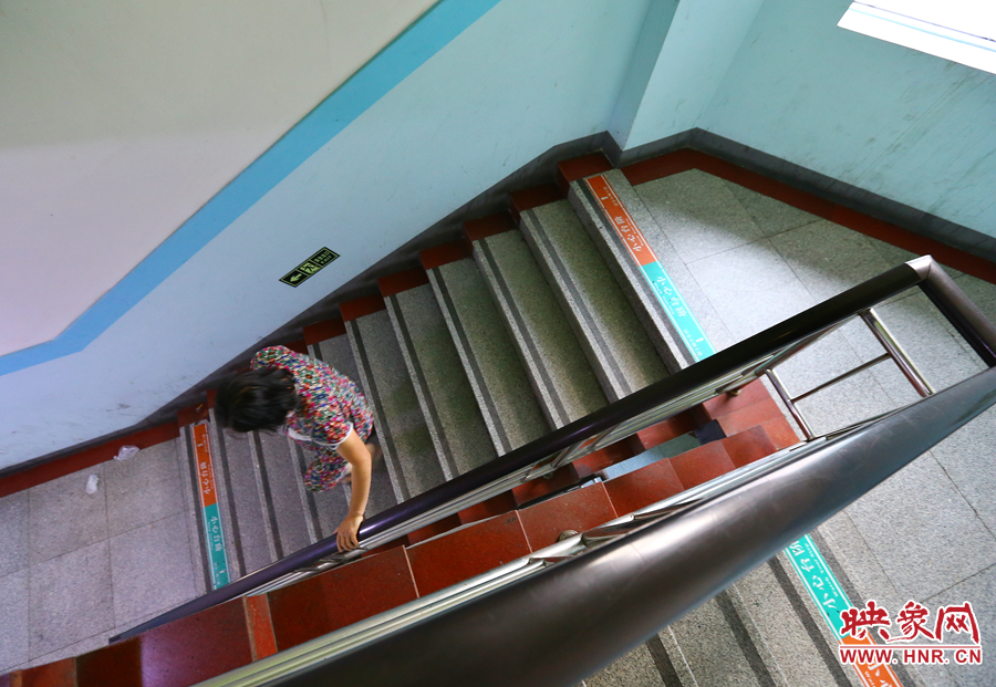 當(dāng)看到孫子進(jìn)入手術(shù)室后，大龍的奶奶含著淚離開