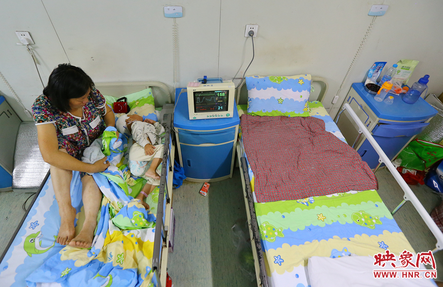 大龍手術(shù)期間，奶奶一直守在小龍身邊