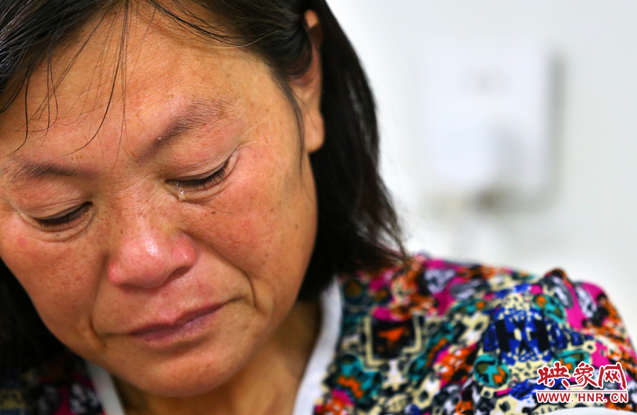 大龍手術(shù)時，等待結(jié)果的奶奶留下了淚水