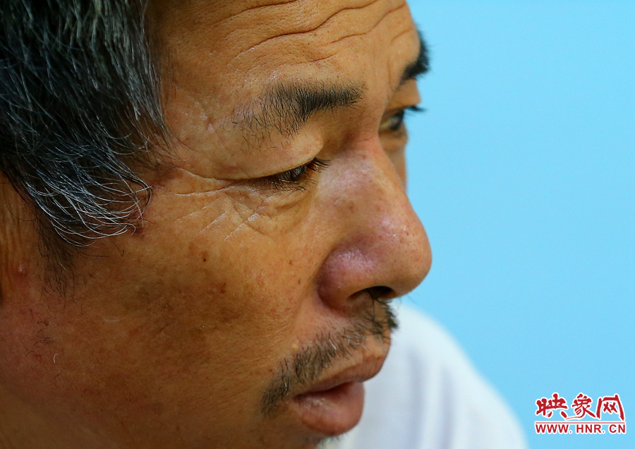 大龍爺爺兩鬢的白發(fā)這兩天好像又多了些，在手術(shù)室外的等待，更是對他內(nèi)心的煎熬。