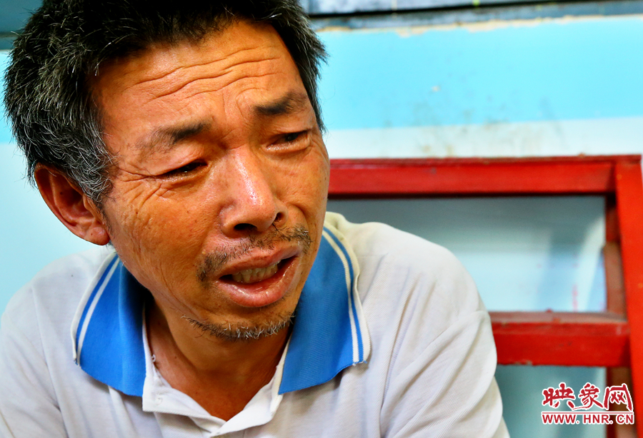 當(dāng)醫(yī)生告知大龍手術(shù)成功的時候，爺爺忍不住哭了起來