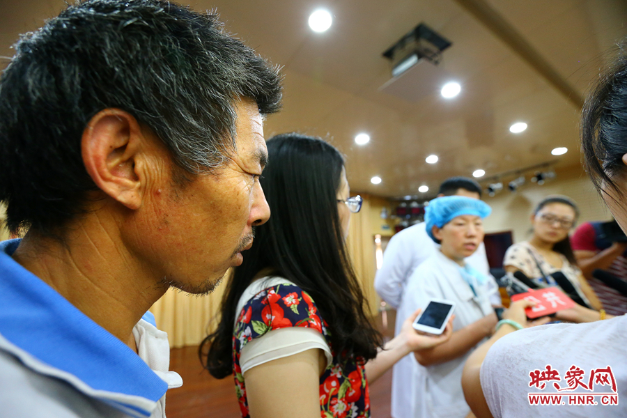 大龍的爺爺在記者采訪醫(yī)生的時候，在一旁默默的聽著病情介紹