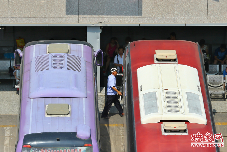 調(diào)度員的身影，在客車間不停穿梭