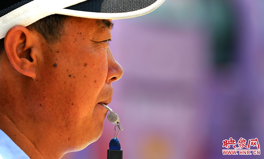 嘴中的口哨不停的響起，一個班下來口干舌燥是家常便飯