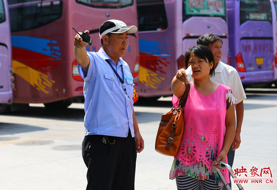 指揮調(diào)度期間，不停的有乘客咨詢乘車問題，調(diào)度員都是耐心的給他們解答