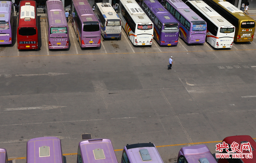 在不大的車站內(nèi)，幾十輛客車不停運轉(zhuǎn)的發(fā)動機(jī)，使得場站內(nèi)溫度居高不下
