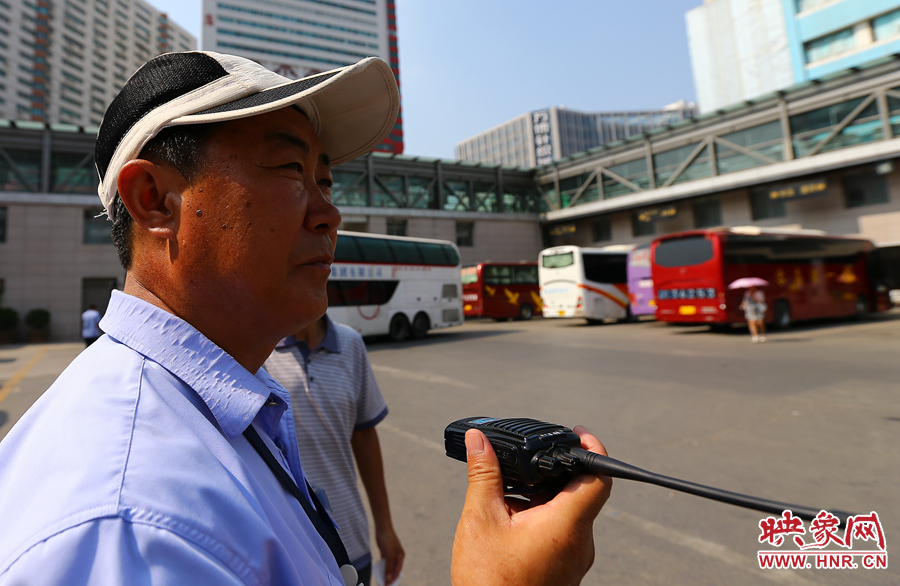 黑紅色的皮膚，是高溫戶外工作者最顯著的“標(biāo)識”