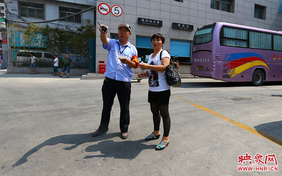 調(diào)度員不僅要保證車輛安全通暢，還肩負(fù)著疏導(dǎo)旅客的工作