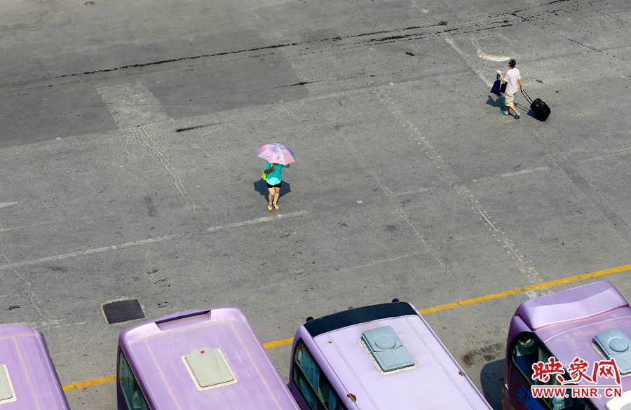酷暑的陽光，常常曬化車站內(nèi)地面的瀝青，乘車的旅客都是匆匆而過，不愿過多停留。