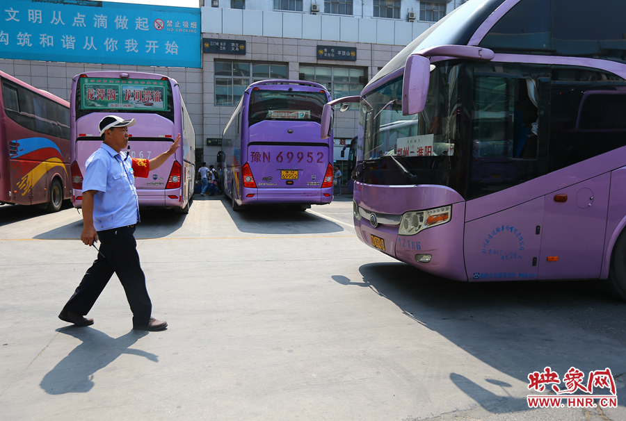 龐大的長途客車，在調(diào)度員的指揮下井井有條