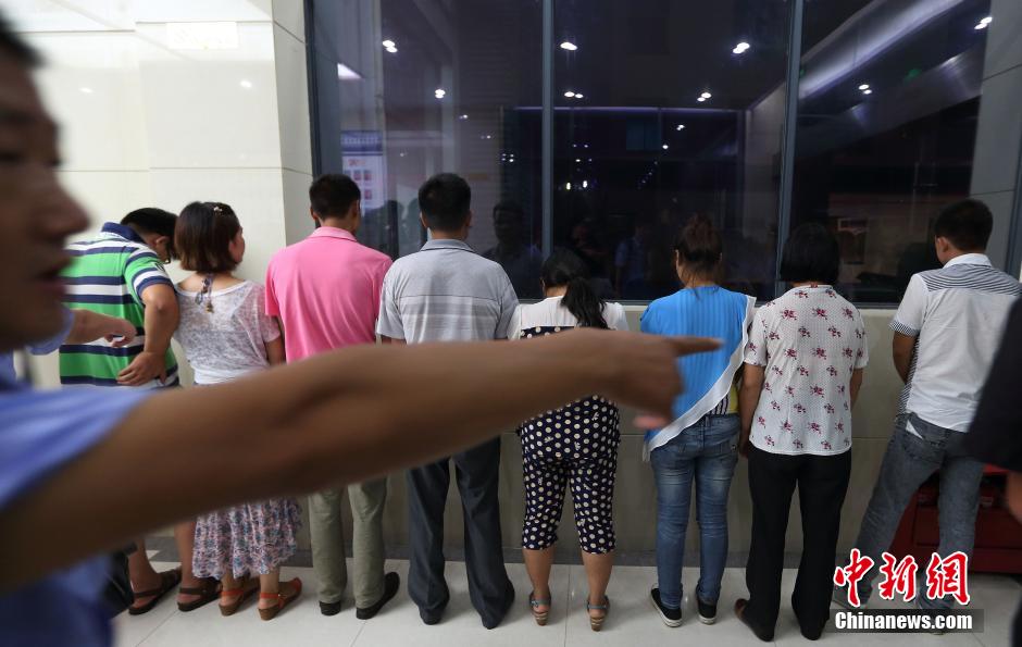 7月24日晚,南京警方將抓獲的以福建、江西、河南、湖北、黑龍江等多個(gè)外省市的涉及傳銷(xiāo)人員集中帶回。