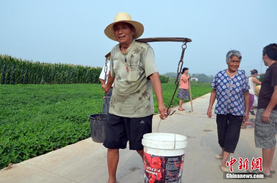 每天排隊(duì)取水，廢水循環(huán)使用已成為該村老少的生活習(xí)慣。