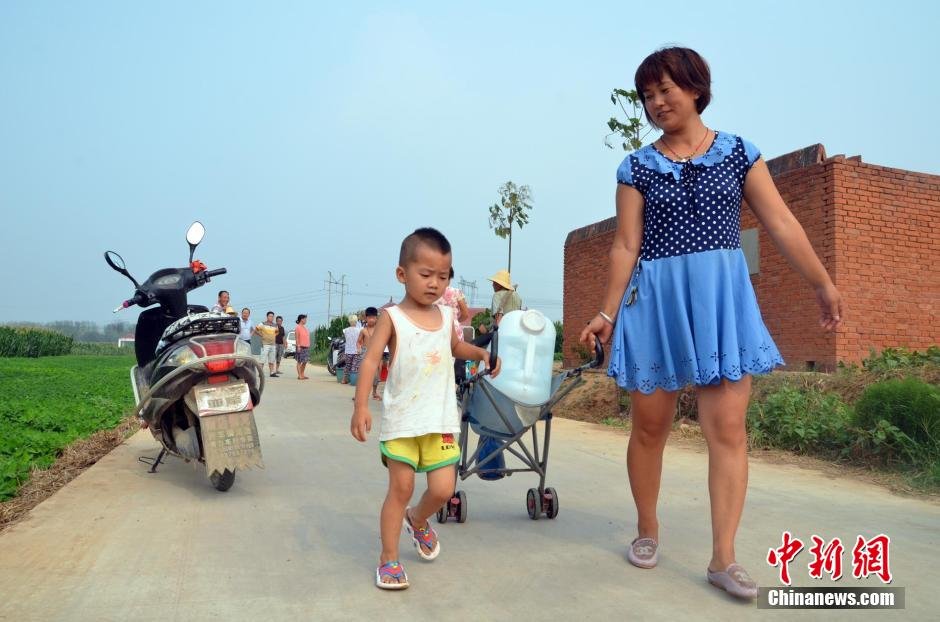 村民每天排隊(duì)取水。