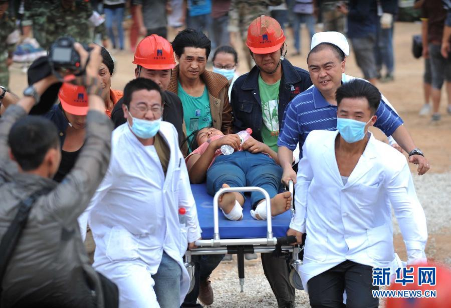 8月5日，在魯?shù)榭h龍頭山鎮(zhèn)，醫(yī)護(hù)人員準(zhǔn)備將傷員轉(zhuǎn)運(yùn)到直升機(jī)。