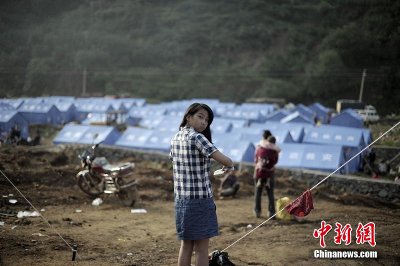 云南昭通龍頭山鎮(zhèn)受災(zāi)群眾安置點，上千災(zāi)民被安置在此，開始新的生活。