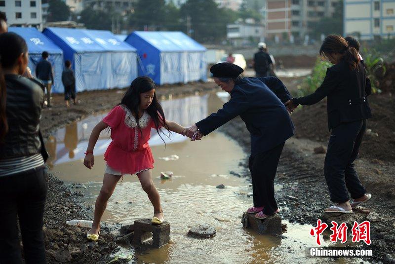 2014年8月6日，云南魯?shù)辇堫^山災(zāi)區(qū)，民眾暫居帳篷。