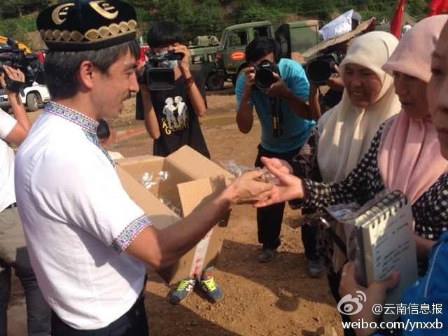 　“切糕王子”阿迪力帶著重達(dá)5噸、價(jià)值50萬(wàn)元的切糕于7日下午抵達(dá)魯?shù)榈卣鹫鹬旋堫^山鎮(zhèn)。