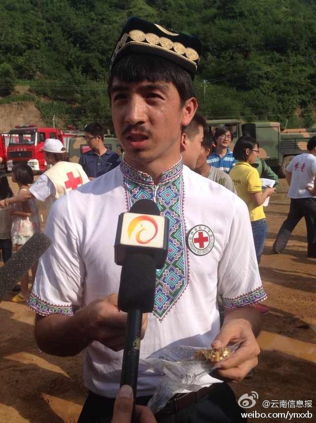 “切糕王子”阿迪力帶著他1萬(wàn)斤的切糕自長(zhǎng)沙抵達(dá)了龍頭山鎮(zhèn)。