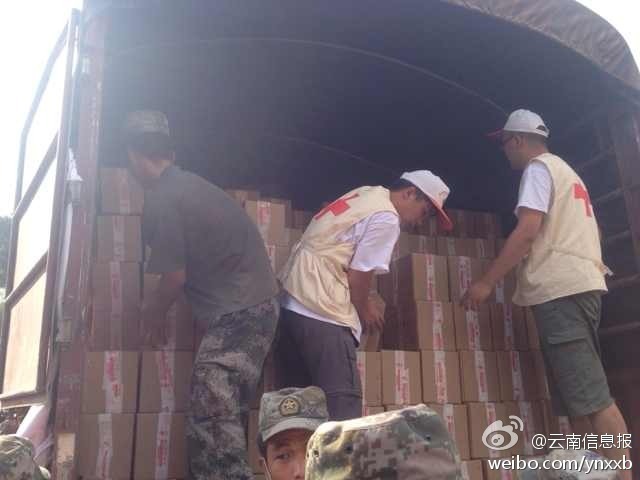 第14集團(tuán)軍官兵協(xié)助阿迪力將1100余箱切糕從貨車上卸下。