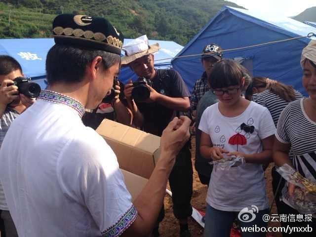 “切糕王子”阿迪力帶著重達(dá)5噸、價(jià)值50萬(wàn)元的切糕于7日下午抵達(dá)魯?shù)榈卣鹫鹬旋堫^山鎮(zhèn)。