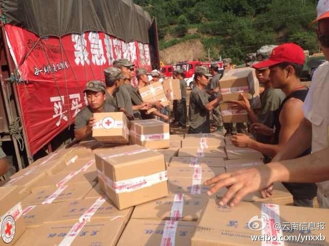 第14集團(tuán)軍官兵協(xié)助阿迪力將1100余箱切糕從貨車上卸下。