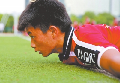 　南京天氣炎熱，地表溫度有時(shí)達(dá)到40℃以上，烈日下孩子們的衣服濕了又干、干了又濕。