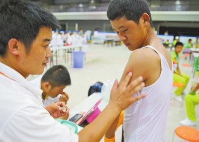 　南京天氣炎熱，地表溫度有時(shí)達(dá)到40℃以上，烈日下孩子們的衣服濕了又干、干了又濕。