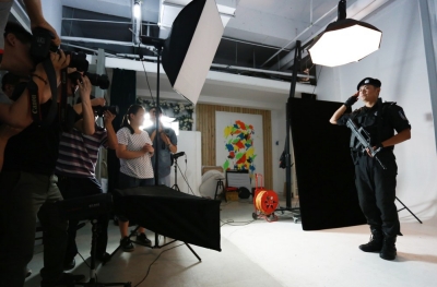 拍起大片來，特警也是一絲不茍。