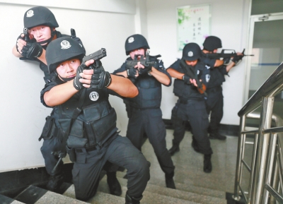 進入樓道后，特警開始地毯式搜索。